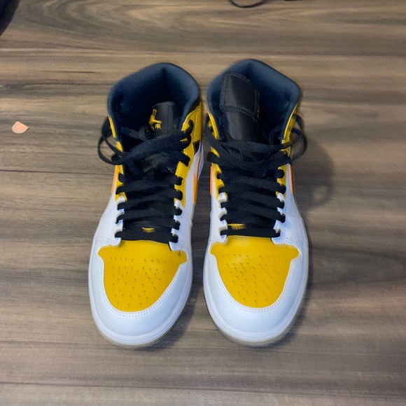 Air Jordan 1 University Gold Mids - Picture 3 of 3